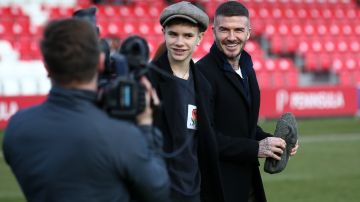 David Beckham al lado de su hijo Romeo.