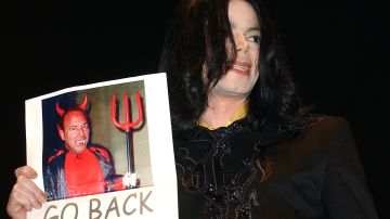 Michael Jackson con una imagen de Tommy Mottola.