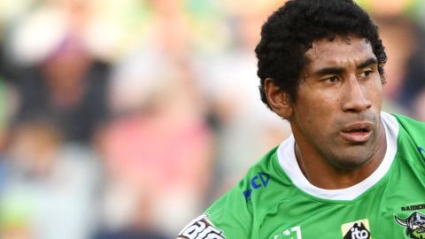 Soliola en un partido con Canberra Raiders.