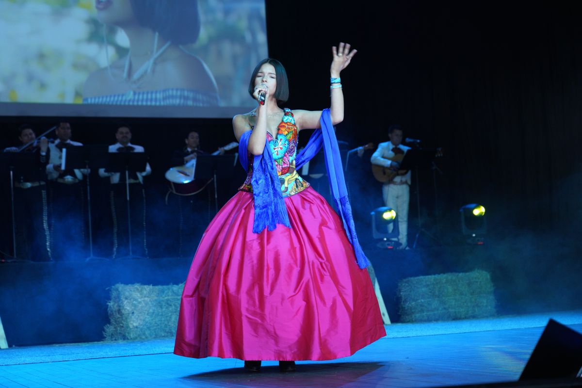 Quién está detrás de los ostentosos vestidos de Ángela Aguilar? - La Opinión Quién está detrás de los ostentosos vestidos de Ángela Aguilar? - La Opinión