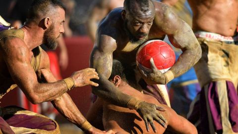 Un partido de calcio storico, uno de los deportes más violentos del mundo.