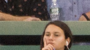 JLo (arriba-izq.) acompaña a A-Rod (abajo) a muchos juegos de béisbol.