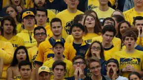 Partido de fútbol americano colegial entre Rutgers y Michigan.