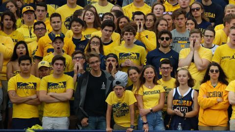 Partido de fútbol americano colegial entre Rutgers y Michigan.
