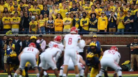 Partido de fútbol americano colegial entre Rutgers y Michigan.