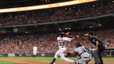 Michael Brantley conectó el batazo que lesionó al paramédico Brian Cariota.