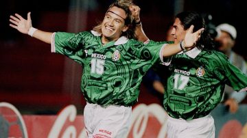 Luis Hernández y Francisco Palencia festejando un gol con la selección mexicana.