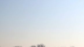 El impacto del primer misil contra el avión causó un incendio en la aeronave.