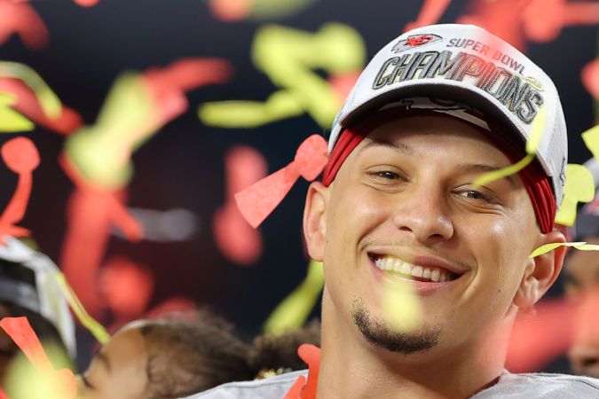 Patrick Mahones durante los festejos del Super Bowl LIV que ganó con Kansas City Chiefs.
