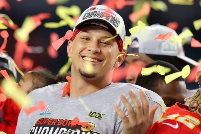 Patrick Mahones durante los festejos del Super Bowl LIV que ganó con Kansas City Chiefs.