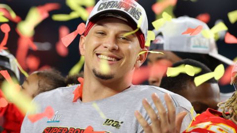 Patrick Mahones durante los festejos del Super Bowl LIV que ganó con Kansas City Chiefs.