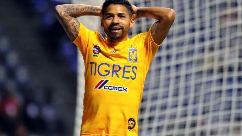 Javier Aquino en un partido con Tigres.