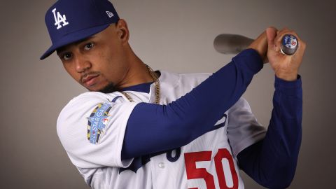 Mookie Betts vestiría el uniforme de los Dodgers hasta por 13 años.