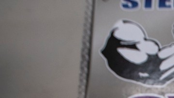 Un hombre haciendo ejercicio en un gimnasio con mascarilla.