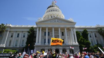 Manifestantes a las afueras del Capitolio de California. Foto de archivo.