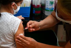 Los CDC indican que los primeros en recibir la vacuna contra la COVID-19 en Estados Unidos podrían ser los hispanos y afroamericanos