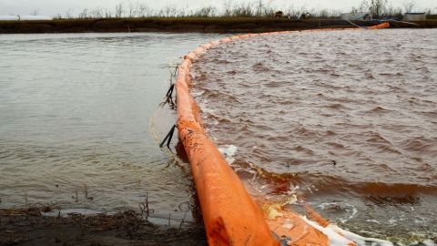 Se han instalado tres barreras flotantes en un arroyo que conecta a dos lagos.