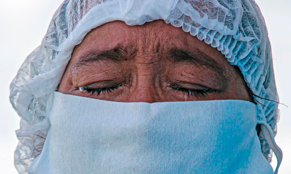 Una paciente de COVID-19 se prepara para ser transferida a otro hospital en Brasil.