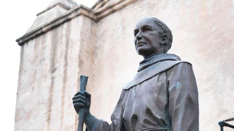 La estatua de Junípero Serra en la Misión San Gabriel, cerca de Los Ángeles.