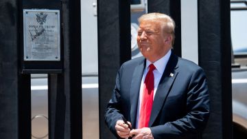 El 23 de junio, el presidente Trump fue a estampar su firma al muro fronterizo en Arizona.