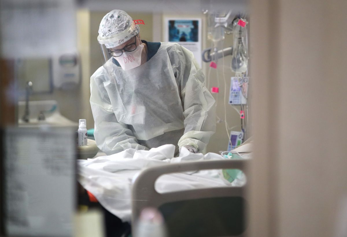 Un médico en la Unidad de Cuidados Intensivos en un hospital de DC.