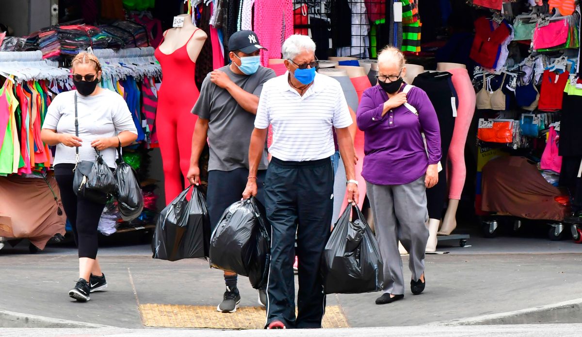 La gente usa máscaras faciales mientras hace compras en Los Ángeles