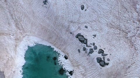 El color rosa en la nieve acelera el proceso de derretimiento.