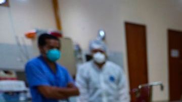 La madre notó que su pequeña tenía dificultades para caminar.