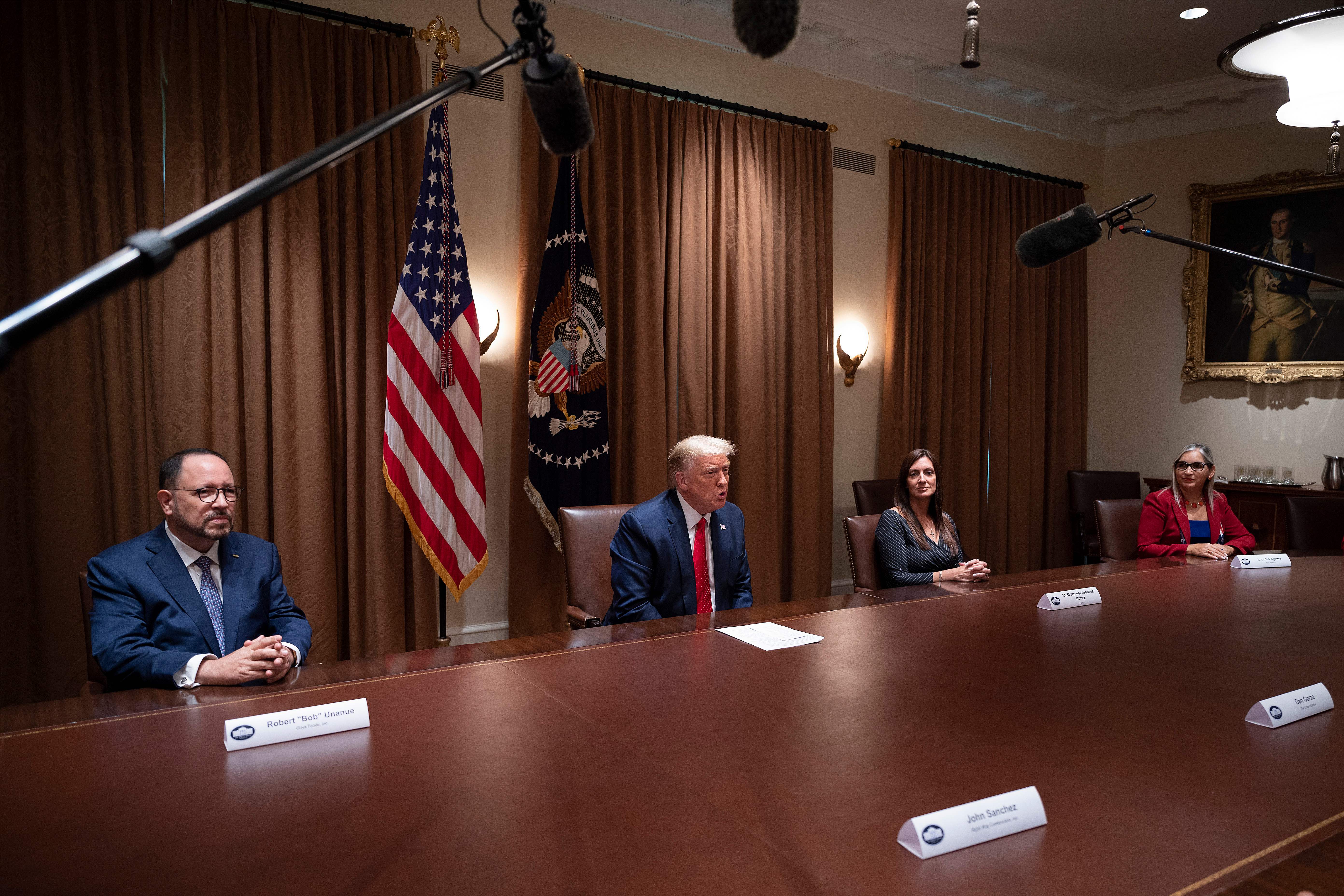 Robert Unanue (izq.), Trump y la vicegobernadora de Florida Jeanette Nuñez en la Casa Blanca.