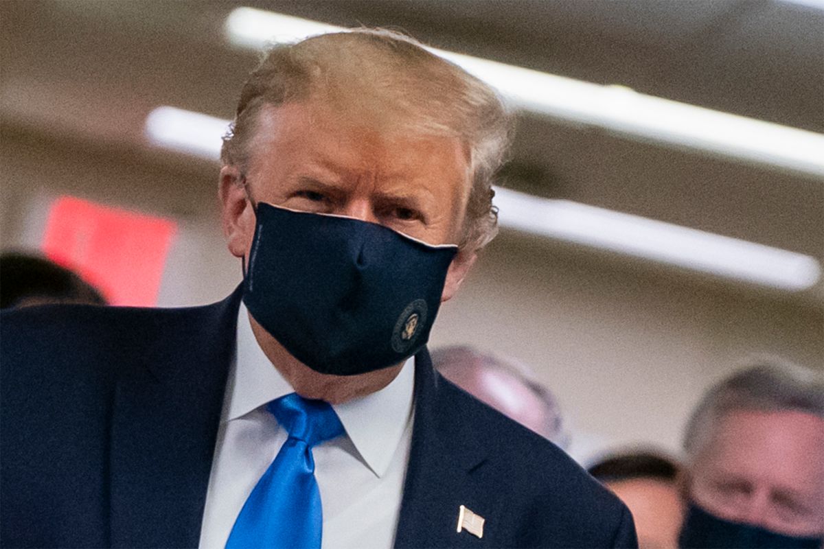 Donald Trump usó una máscara en su visita el Centro Médico Militar Nacional Walter Reed en Bethesda, Maryland.
