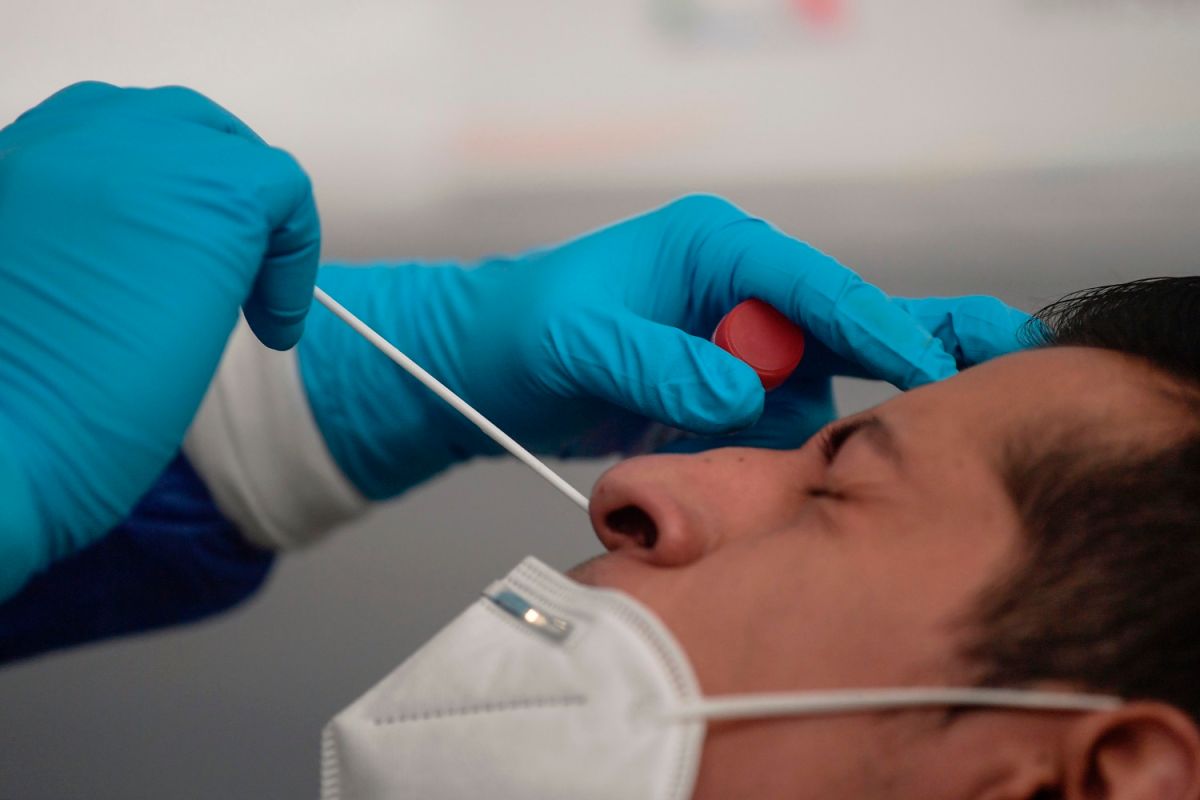 Personal de salud le realiza una prueba de COVID-19 a un hombre en México.