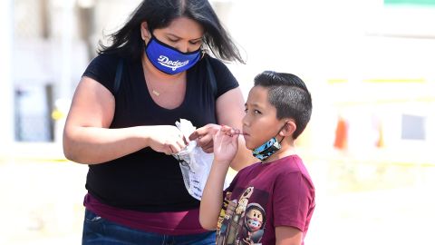 Un niño se toma una prueba de coronavirus en Los Ángeles.