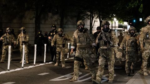 Agencias federales de la ley están deteniendo manifestantes en Portland.