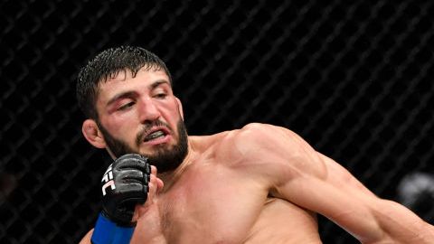 Las patadas son un recurso común en las peleas de MMA.