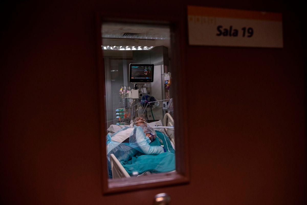 Una enfermera abraza a un paciente de COVID-19 en un hospital de Chile.