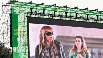 Los autocinemas de todo el mundo se han convertido en una gran opción de entretenimiento que siguen las reglas de distanciamientos social e higiene ante el COVID-19.