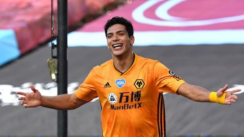 Raúl Jiménez festejando un gol con Wolves.