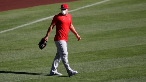 Mike Trout ya entrena con los Angels pero todavía no define si jugará la temporada.