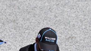 Lewis Hamilton arrodillándose previo al GP de Austria.