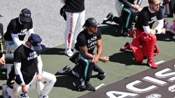 Lewis Hamilton arrodillándose previo al GP de Austria.