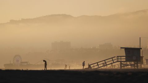 Varios condados del sur de California cerraron sus playas para evitar aglomeraciones por el 4 de julio.