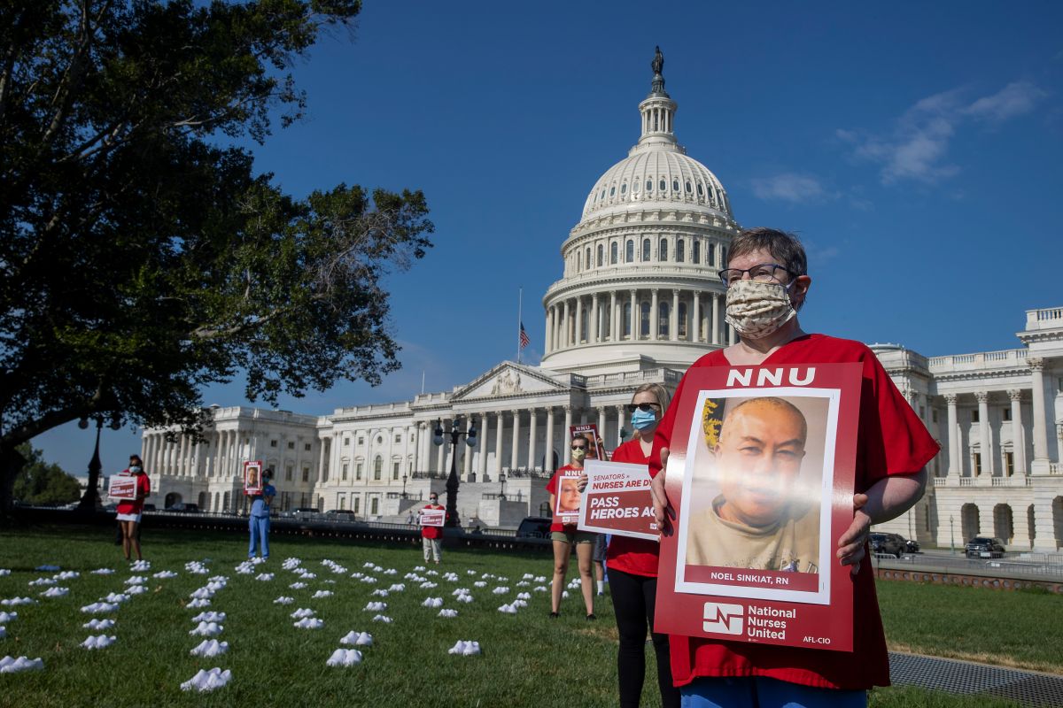 Una vigilia por las enfermeras que murieron de COVID-19 se realizó en Washington, DC. 