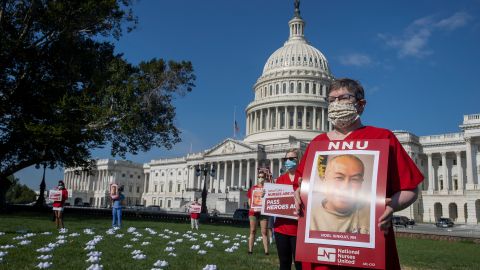 Una vigilia por las enfermeras que murieron de COVID-19 se realizó en Washington, DC.