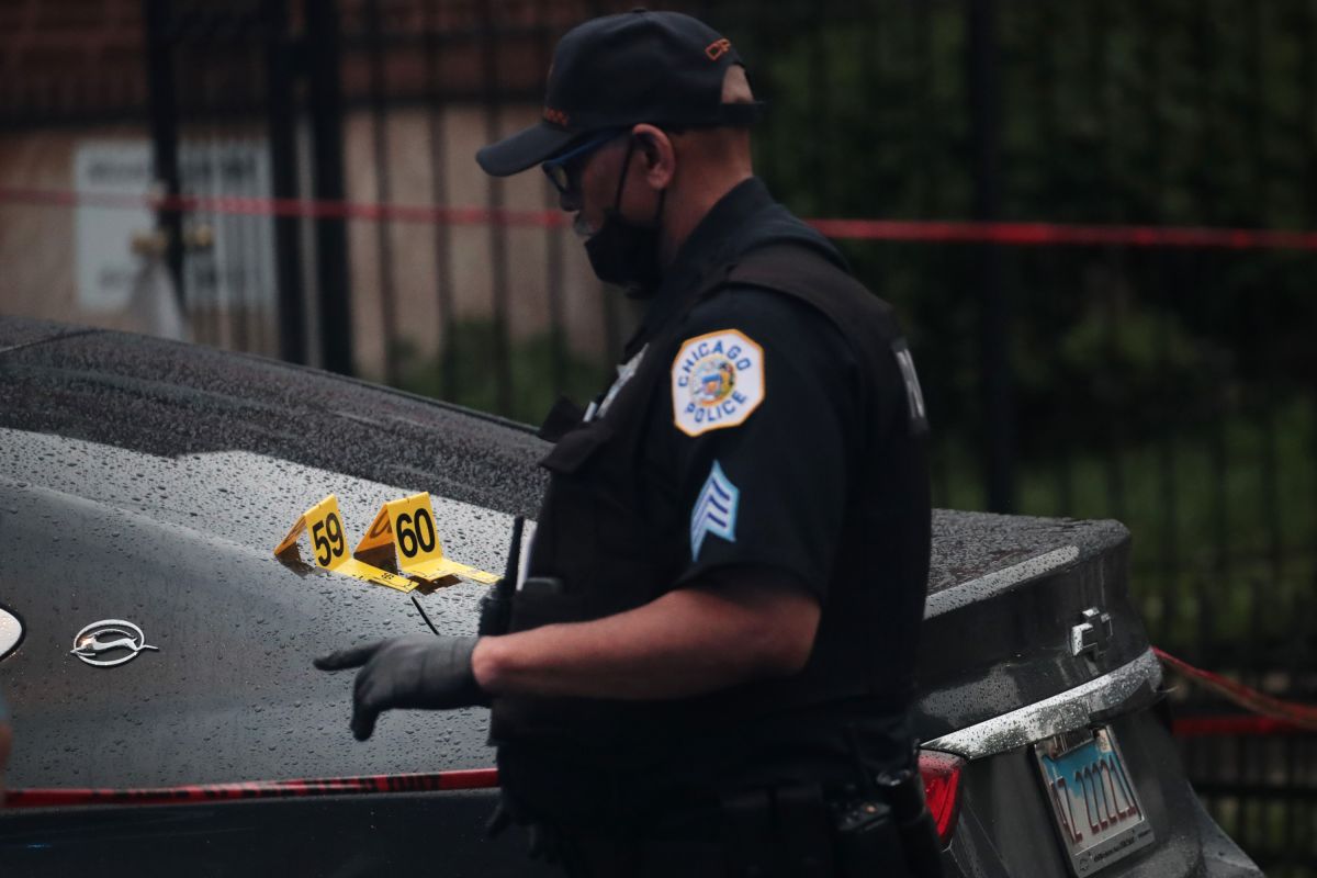 La policia halló al menos 60 casquillos de balas en el lugar del tiroteo en Chicago.