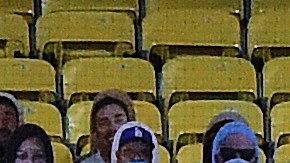 Enrique Hernández batea jonrón ante Conner Menez frente a fotos de aficionados.