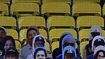 Enrique Hernández batea jonrón ante Conner Menez frente a fotos de aficionados.