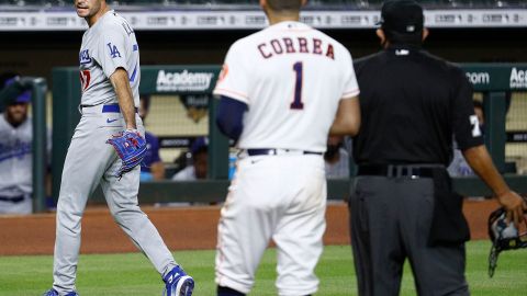 Joe Kelly de los Dodgers y Carlos Correa de los Astros se encaran.