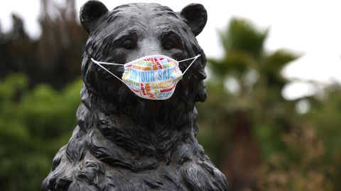 La estatua de un oso, símbolo de California, en el zoológico de Oakland.