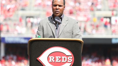 Barry Larkin, integrante del Salón de la Fama, cuestionó la presencia de Landis en los trofeos.