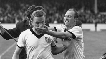 Uwe Seeler y Werner Kramer en el mundial de 1966.
